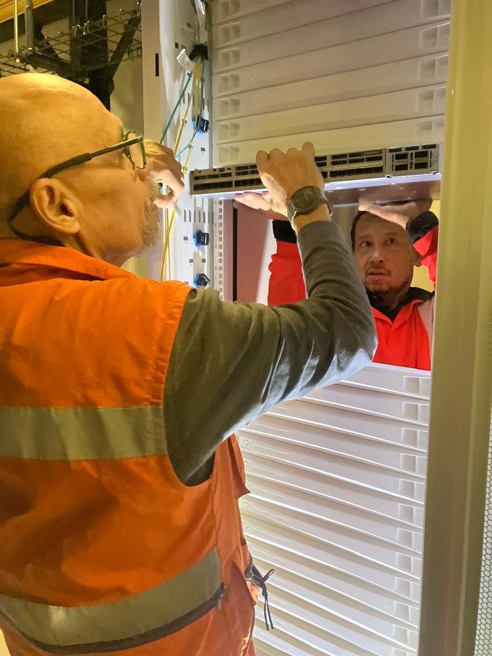 Técnicos de JRP-Pedraza montando un switch en un gabinete de centro de datos