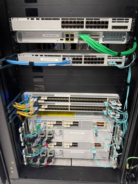 Rack de centro de datos con equipo de core y fibra peinada