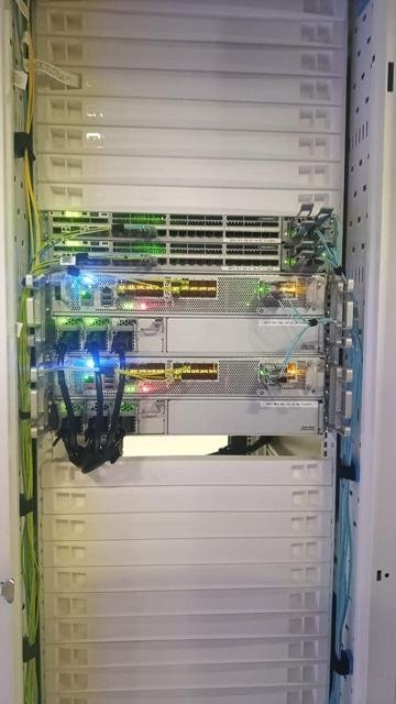 Equipo energizado en rack de centro de datos
