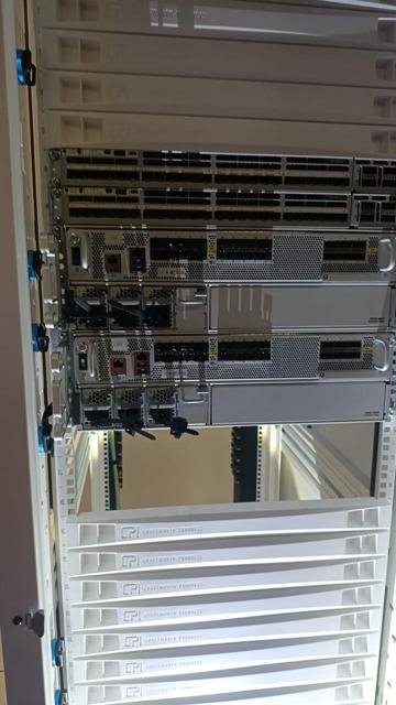 Rack con paneles ciegos y guías