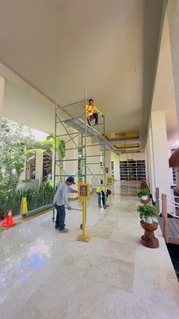 Trabajo en altura en pasillo de hotel